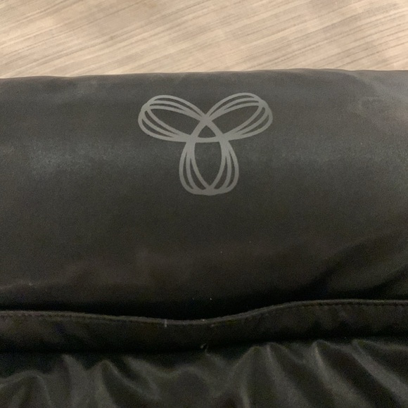 Brand New Aritiza Super Pufff Shorty Size Small - Picture 4 of 4